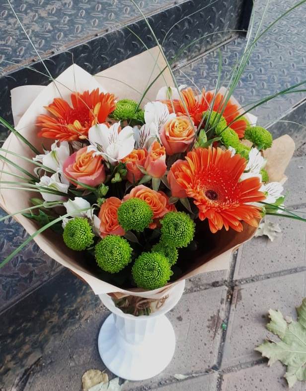 Букет огненно-рыжий в Кузьмоловском Букет цветов из: Герберы, Хризантемы, Альстромерии и Розы в Кузьмоловском