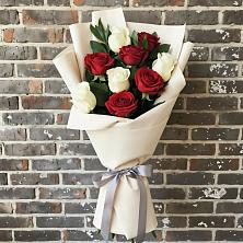 Букет красно-белые розы в Кузьмоловском Букет цветов из: Розы в Кузьмоловском