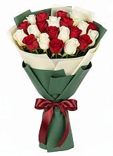 Букет Микс из красных и белых роз в Кузьмоловском