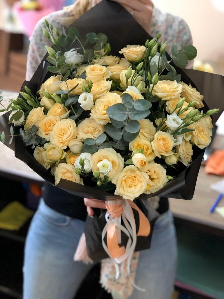 Букет птица счастья в Кузьмоловском Букет цветов из: Розы и Лизиантусы в Кузьмоловском