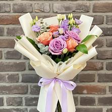 Букет цветочные ноты в Кузьмоловском Букет цветов из: Лизиантусы и Розы в Кузьмоловском