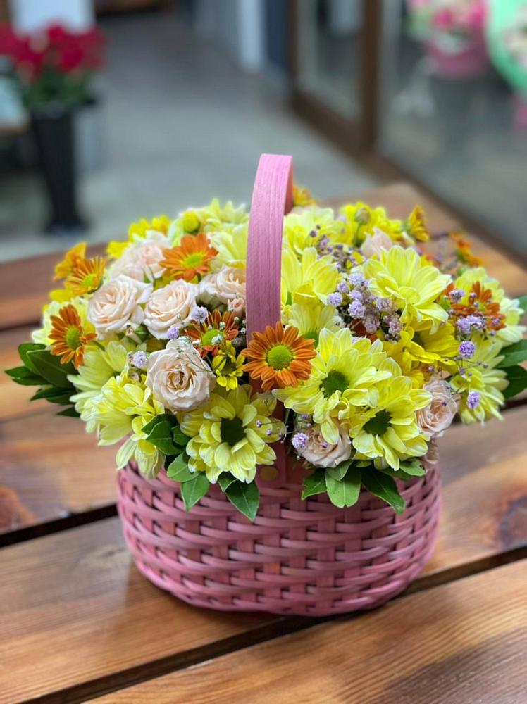 Цветочная композиция из Хризантемы и Розы в корзине в Кузьмоловском