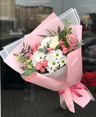 Букет цветов из: Розы, Лизиантусы и Хризантемы в Кузьмоловском