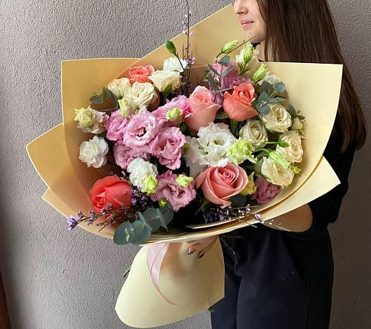 Букет цветов из: Розы, Лизиантусы и Гвоздики в Кузьмоловском